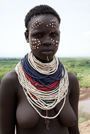 Les seins nus des femmes africaines à