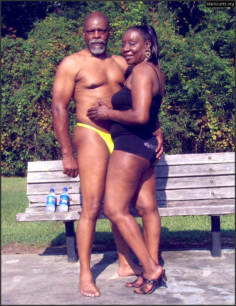 Bench Sex Porn African - Sexy black elderly couple, they are.